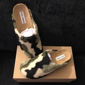 WOMEN STEVE MADDEN CAMO SLIPPERS/SLIDES